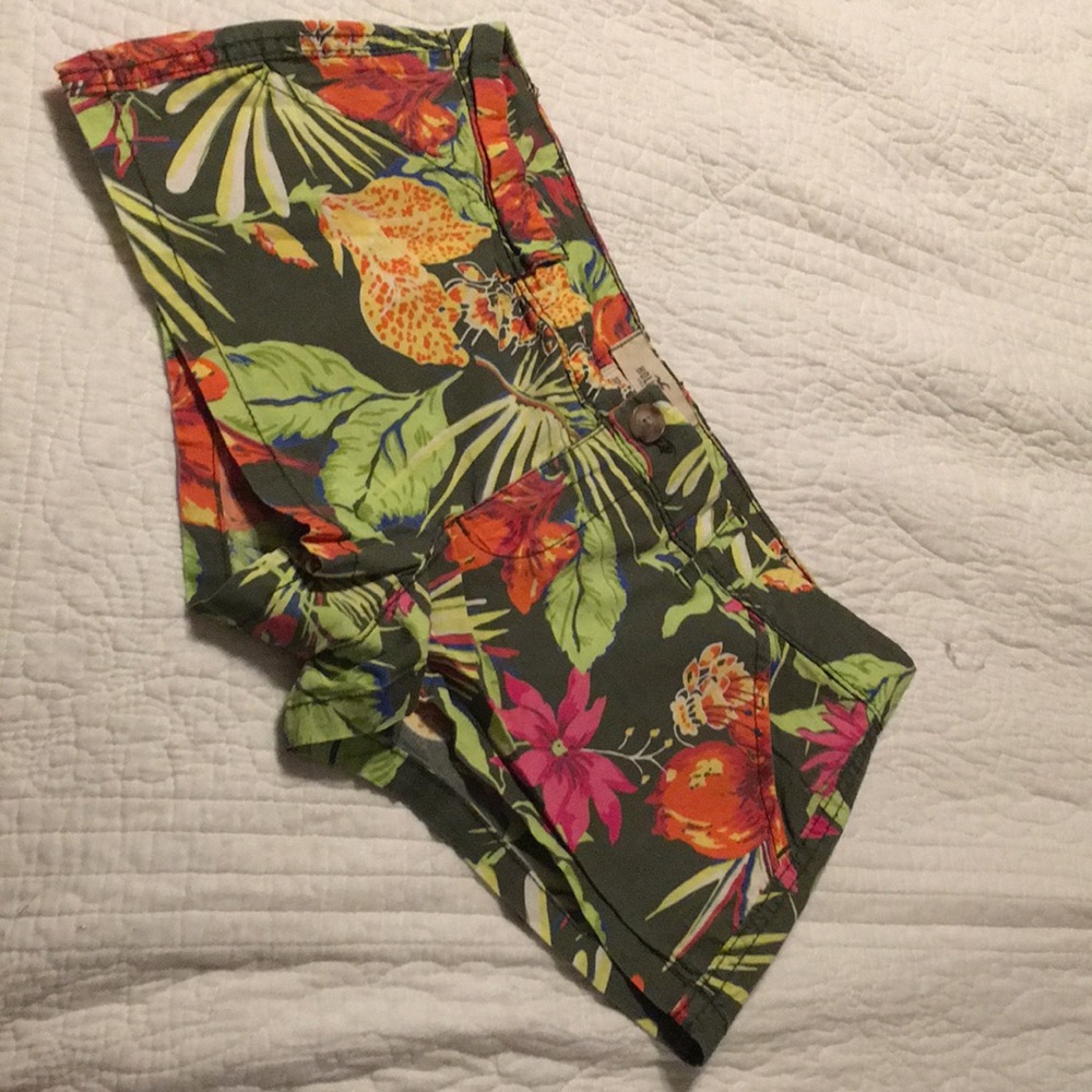 NWOT HOLLISTER SIZE 3 PRINT SHORTS